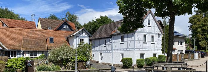 Charmantes Hofanwesen mit 2 Wohneinheiten, Garagen, Scheune und Hanggarten – Haus 28