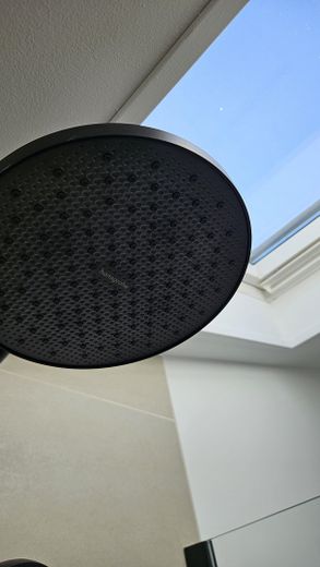 Neuwertiges Reihenmittelhaus mit PV-Anlage, Fußbodenheizung, neuem Dach, eigenem Garten & Garage – Tageslicht Bad
