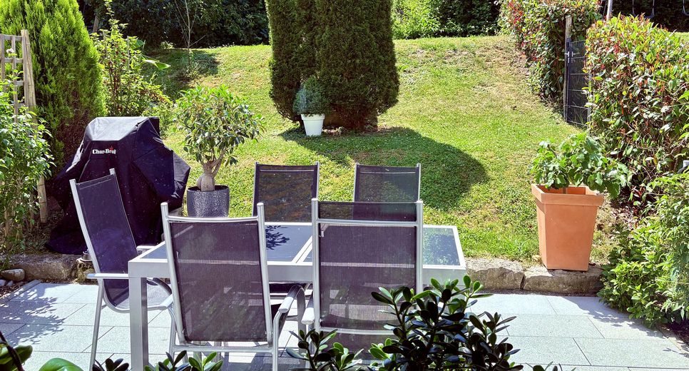 Vivere dove gli altri vanno in vacanza - moderna casa a schiera con una splendida vista sul lago sulla Höri – Terrasse mit Garten