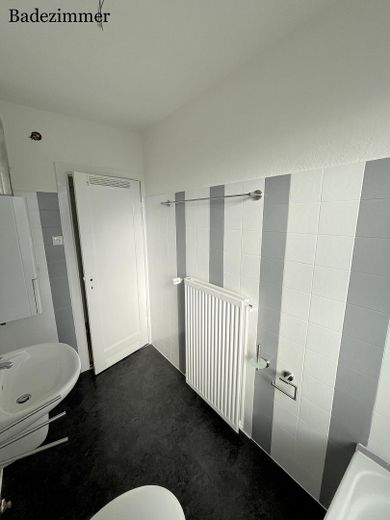 Gepflegte 3-Zimmer-Wohnung mit Balkon und Tageslichtbad nahe der Weser in Bremen-Woltmershausen – Badezimmer