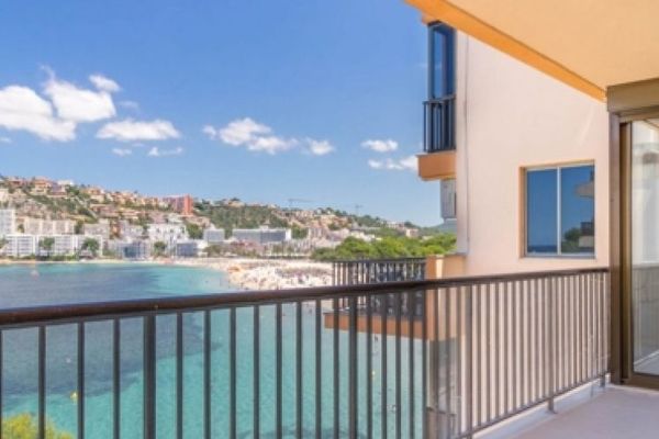Mallorca Moderne Wohnung in 1. Linie mit Meerblick in Santa Ponsa zu verkaufen