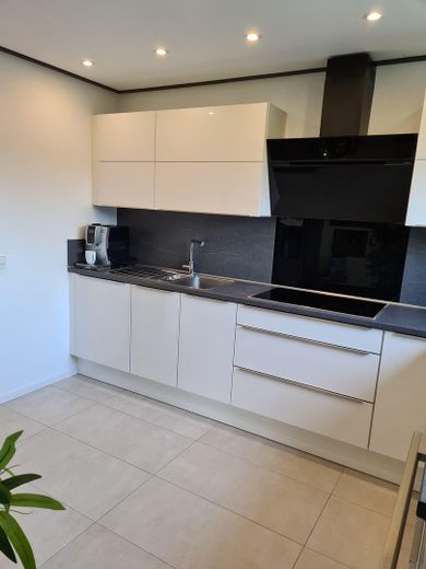 Modern renovated 3.5-room apartment with balcony, garage & fitted kitchen | Owner-occupiers or approx. 6% yield – Küche