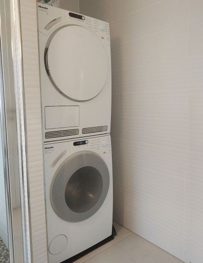 Exklusive, ruhige Wohnung in guter Lage – Trockner und Waschmaschine
