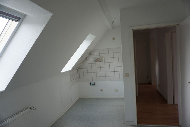 Świeżo wyremontowane, jasne mieszkanie na poddaszu – tylko 5 minut do portu w Zwenkau – Foto 5