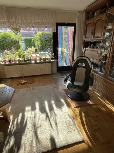 Dużo miejsca dla rodziny – w pełni podpiwniczony dom szeregowy o powierzchni mieszkalnej 146 m² – Wohnzimmer