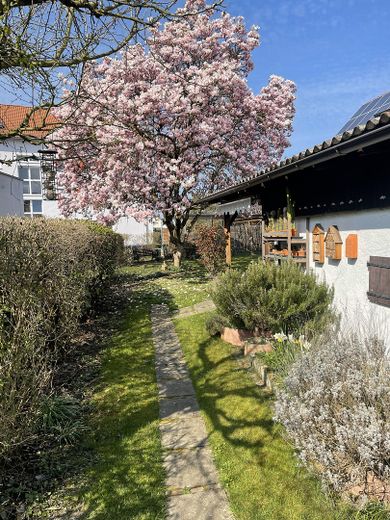 Nebengebäude mit Garten