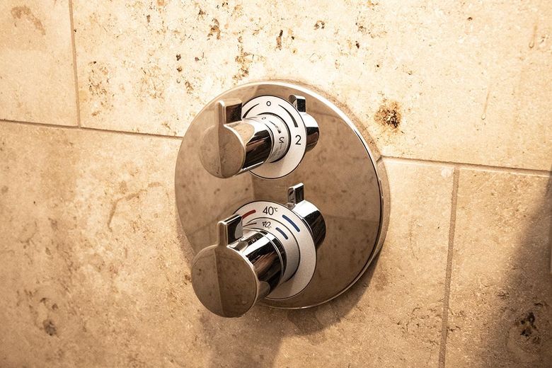 Erstbezug nach Kernsanierung  - 54 qm indiv. Wg. mit sep. Eingang und großer Terrasse – Detail Bad