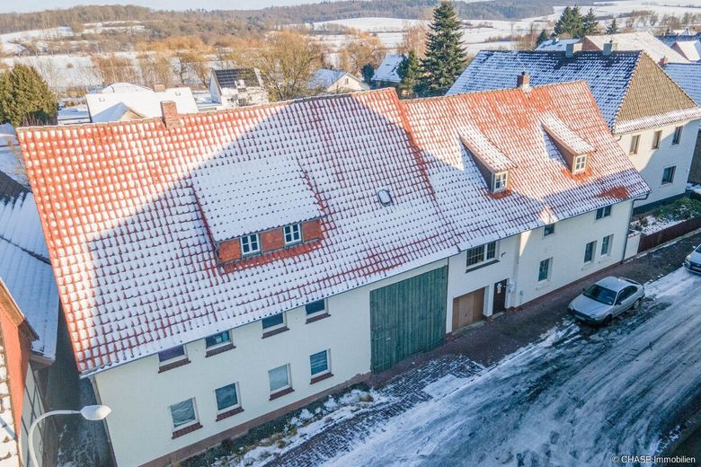 2x Einfamilienhäuser mit Entwicklungspotenzial - Teilvermietete Kapitalanlage in Rollshausen! – Außenansicht Seite