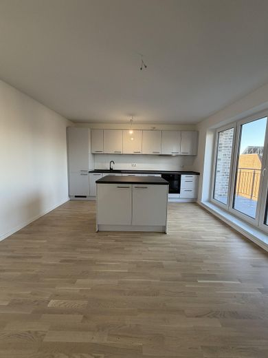 Eerste bewoning nieuwbouw – Exclusieve 4-kamerwoning met westloggia in Kaltenkirchen – Wohnzimmer mit Einbauküche