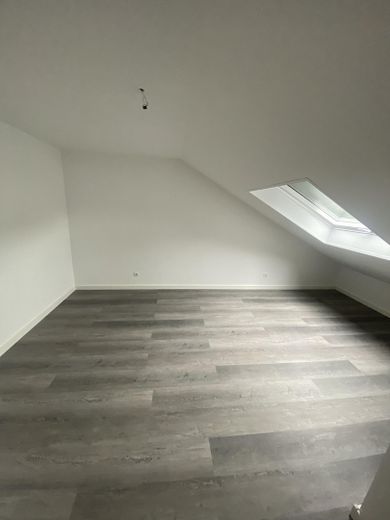 Zentrale 3 Zimmer Wohnung in Lohmar, Klimaanlage, Balkon – 1. Schlafzimmer