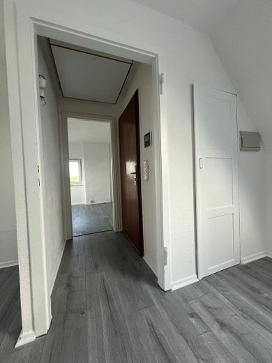 Frisch modernisierte 2,5-Zimmer-Dachgeschosswohnung in Dortmund-Brackel – sofort bezugsfrei – Flur zum Zimmer 2