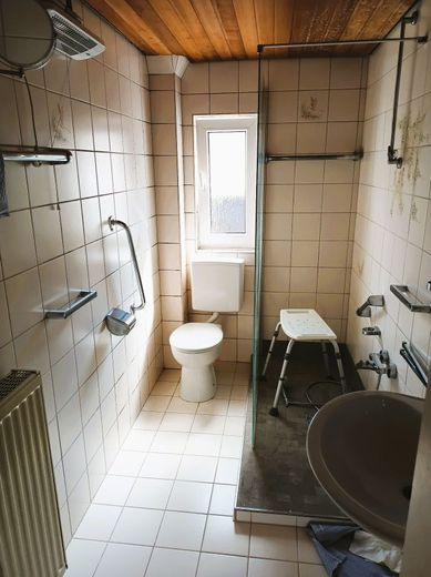 Riesiges Sanierungshaus in Dormitz (59.000  Kaufpreis + Grundstückspacht) – Dusch-Bad