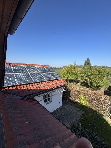 Einfamilienhaus auf großem Grundstück – Ausblick auf das Garagendach