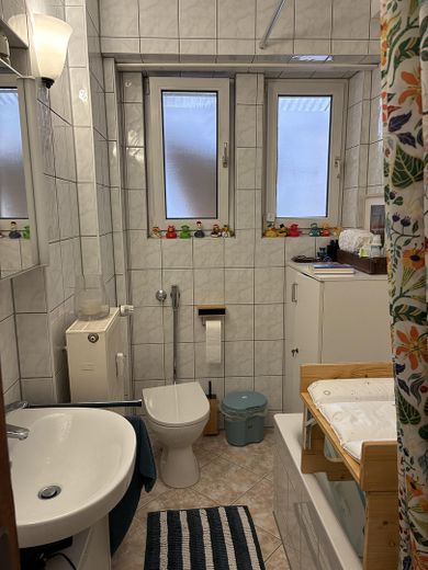 Schöne Vierzimmer-Altbauwohnung mit Balkon in Innenstadtnähe – Foto 4