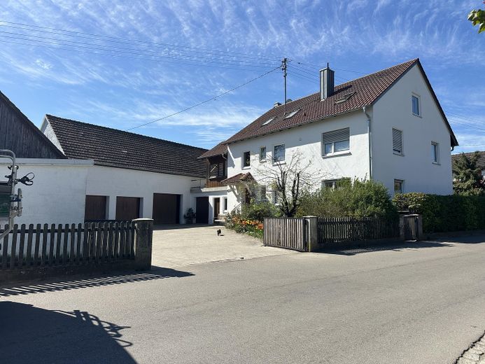 Ehemaliger Bauernhof mit Stadl, großem Grundstück und vielseitigen Nutzungsmöglichkeiten – Hofeinfahrt
