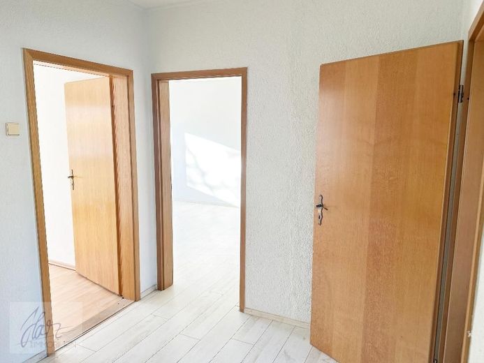 *** IHR NEUES ZUHAUSE WARTET - 3-RAUM-WOHNUNG IN ZEITHAIN MIT RENOVIERUNGSVORTEIL ZUR MIETE! *** – Flurbereich mit Blick Richtung Wohnzimmer und Kinderzimmer