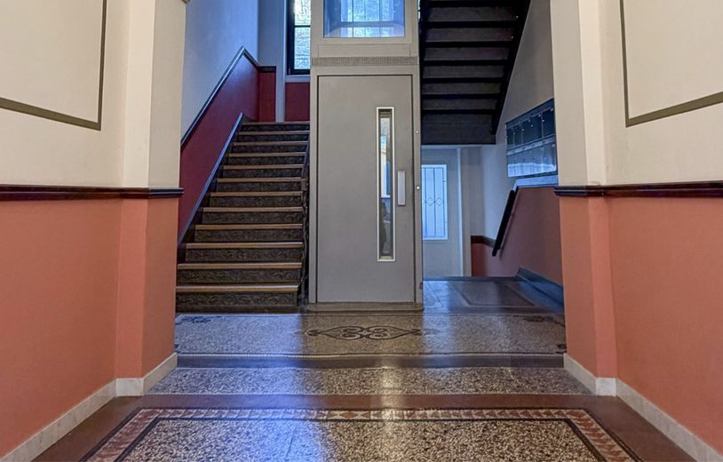 Von Privat: Wohntraum in der Taunusstraße: Wunderschöne Altbauwohnung mit idyllischem Garten – Eingang und Aufzug 