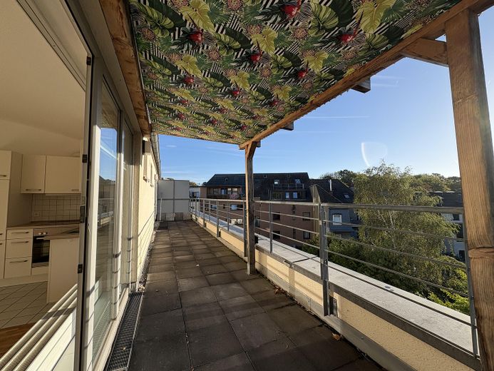 Barrierefreie Dachgeschosswohnung mit großer Sonnenterrasse (provisionsfrei!) – Terrasse mit Pergola
