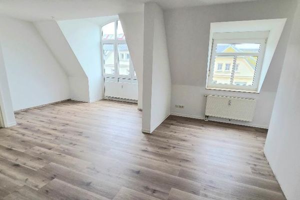 Geräumige 3-R. DG- Whg. mit riesigem Oberboden bei Klinikum