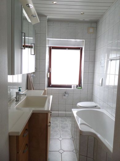 131 m² für Ihre Familie: 4 Schlafzimmer, 2 Bäder, 2 Garagen und keine Käuferprovision – Badezimmer