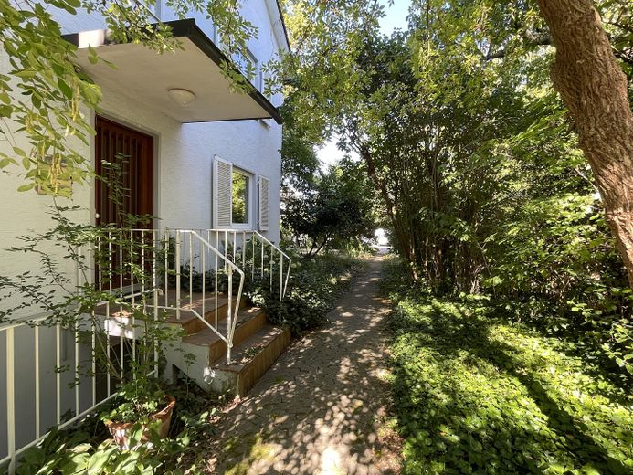 Nel verde eppure in mezzo a tutto – affascinante casa bifamiliare con giardino simile a un parco a Staufen – Foto 4