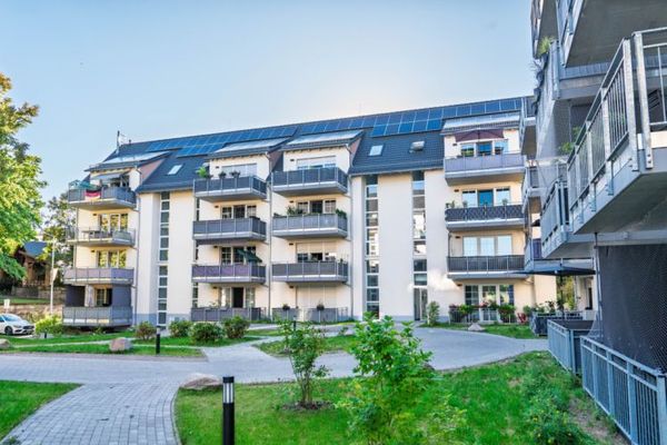 Moderno apartamento de 4 habitaciones en la última planta con balcón y plaza de aparcamiento para vehículo en Freital