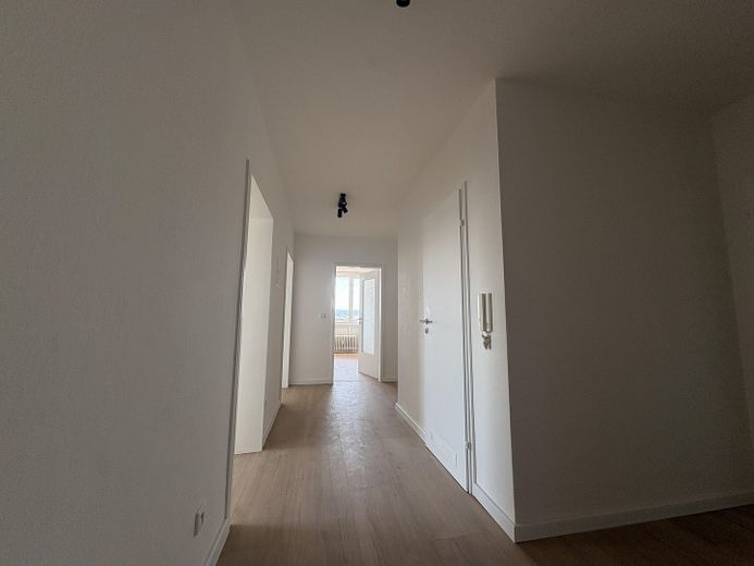 Bamberg'de balkonlu ve ankastre mutfaklı yenilenmiş 3 odalı daire (WE23) – Flur