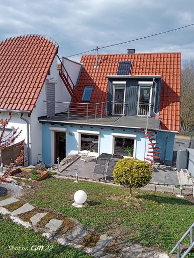 freistehendes Einfamilienhaus mit Einliegerwohnung, saniert und voll möbliert – Rückansicht