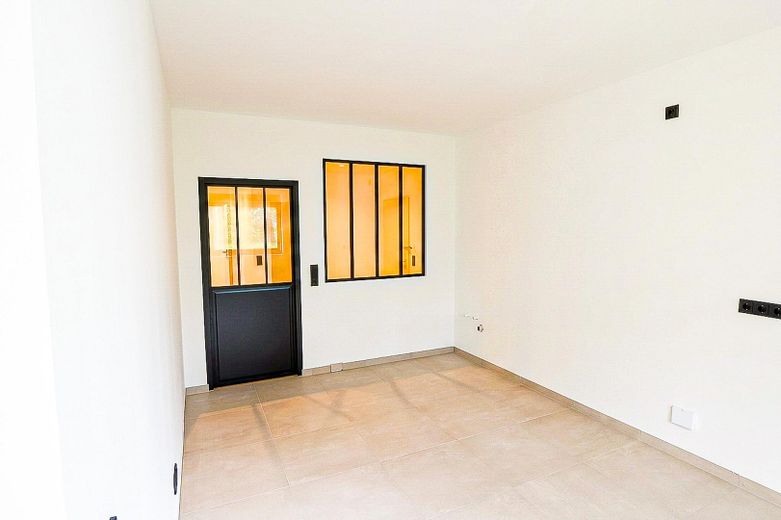 Erstbezug nach Sanierung: Barrierearme 2-Zimmer-Wohnung, Balkon & Tiefgarage in Bestlage Iserlohns – Küche unmöbliert