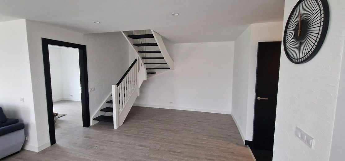 Treppe und Büro Eingangstür EG