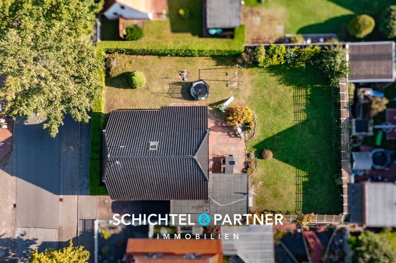 Surheide | Schickes Einfamilienhaus mit Terrasse, Garage und großem Garten – S&amp;P | Grundstücksansicht