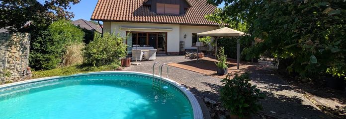 Freistehendes EFH mit Pool, Carport & ca. 1.000 m² Grundstück – provisionsfrei in Vechta – Gesamtblick Terrasse mit Pool