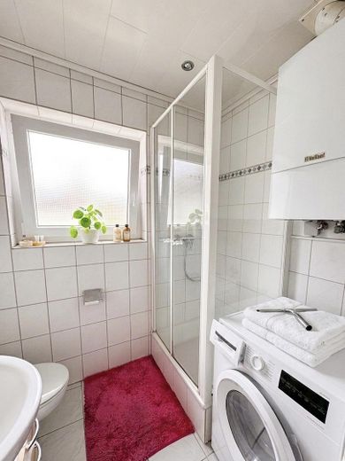 Lichtdurchflutete 2-Zimmer-Wohnung mit Balkon, modernem Bad & Top-Anbindung in Wiesbaden-Schierstein – Badezimmer