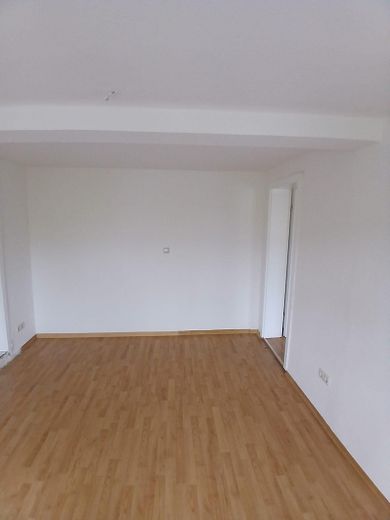 Schöne 4-Zimmerwohnung zentral gelegen zu vermieten – Wohnzimmer Bild 2