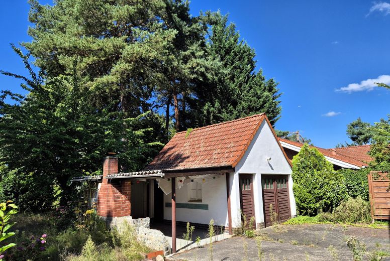 Großes Grundstück im Grünen mit Haus, Garage, Carport, Stellplätze – Garage mit Carport