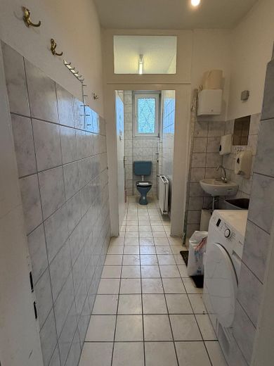 Retail space for rent as an office, practice or studio – WC