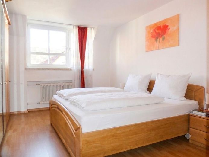 Stilvolle 3 Zimmer-Wohnung mit Balkon und EBK in der Kemptener Innenstadt. – Schlafzimmer