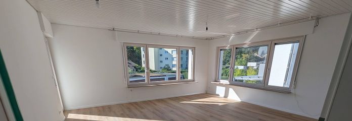 Lichtdurchflutetes Wohnzimmer