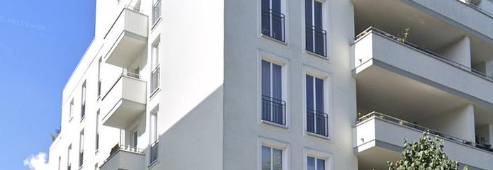 NEU modernisierte 2 Zimmer Wohnung mit Einbauküche – Hausansicht