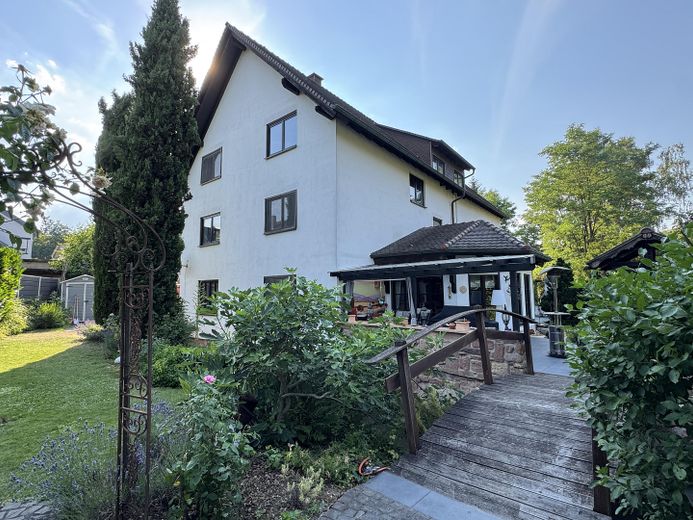 Wohnen am Wasser: Ehemaliges Mühlenanwesen mit Pool, Bachgrundstück und 3 Wohneinheiten – Garten und Rückansicht