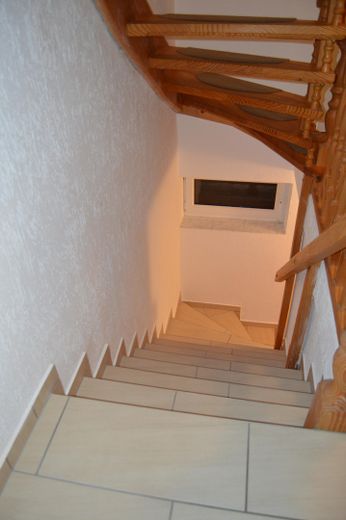 Mehrfamilienhaus provisionsfrei – 1 Einheit vermietet, 1 Einheit frei für Sie – WG 2: Kellertreppe