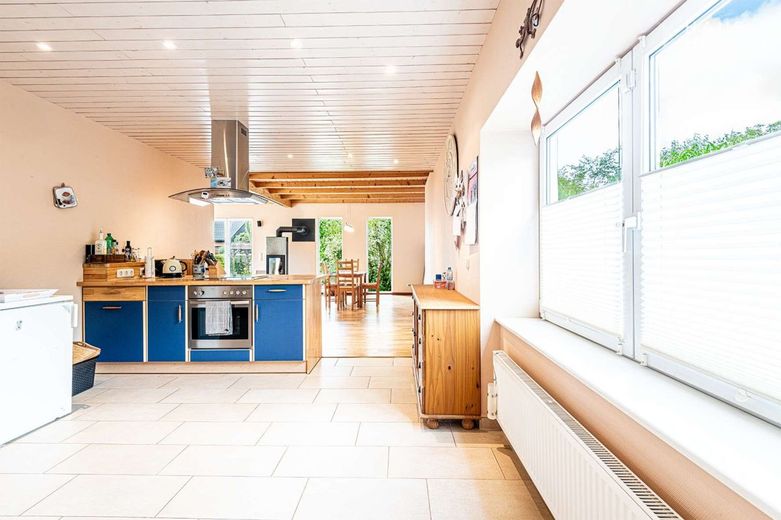 Großzügiges, energieeffizientes Architektenhaus in Am Hagen – Küche Blick 1