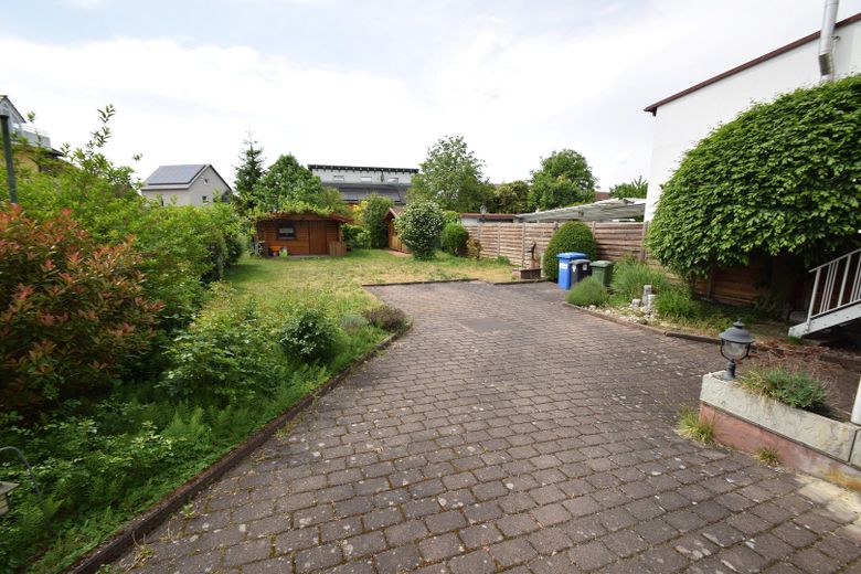 Provisionsfrei! Zweifamilienhaus, großer Sonnengarten – Hof