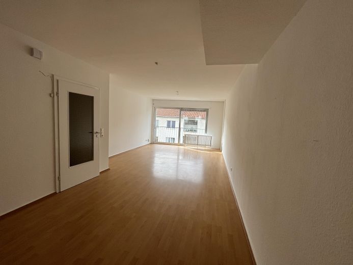 Bright renovated apartment with balcony – Photo 6