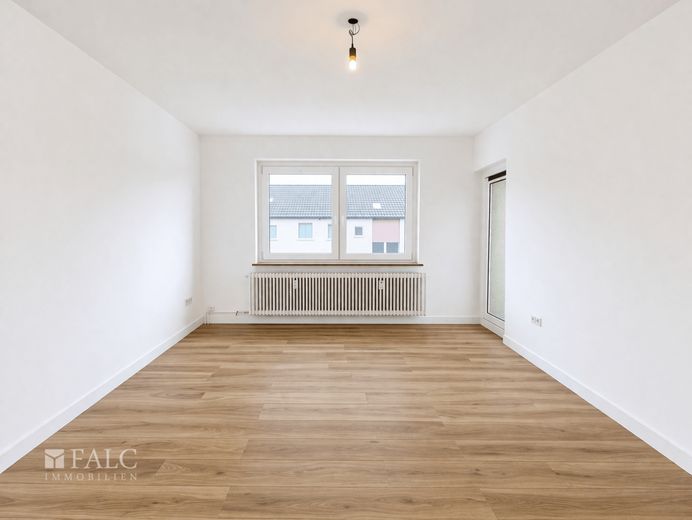 Top renovierte 2-Zimmer-Wohnung mit Balkon in Düsseldorf-Unterrath - sofort bezugsfrei – Wohnzimmer