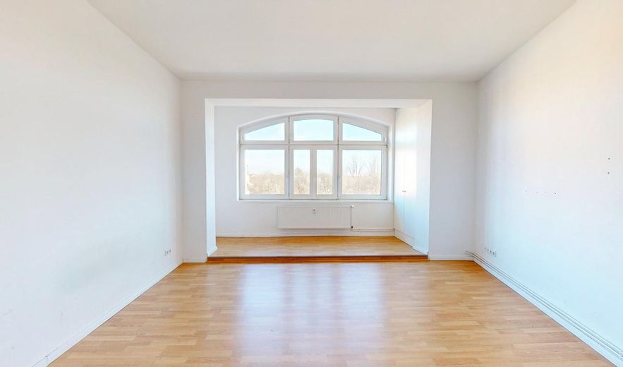 Bezugsfrei ab sofort: Provisionsfreie Eigentumswohnung im gepflegten Altbau – Wohnzimmer
