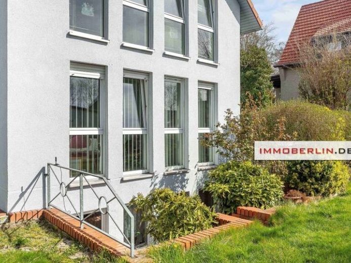 IMMOBERLIN.DE - Lichtdurchflutet + gepflegt! Angenehmes Haus im Berliner Speckgürtel – Foto 1