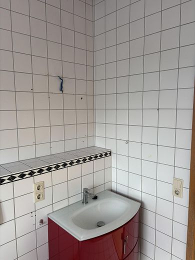 Provisionsfreies 1,5-Zimmer Dachstudio mit 4% Rendite in hervorragender Lage - in Renovierung – Bad - aktuell