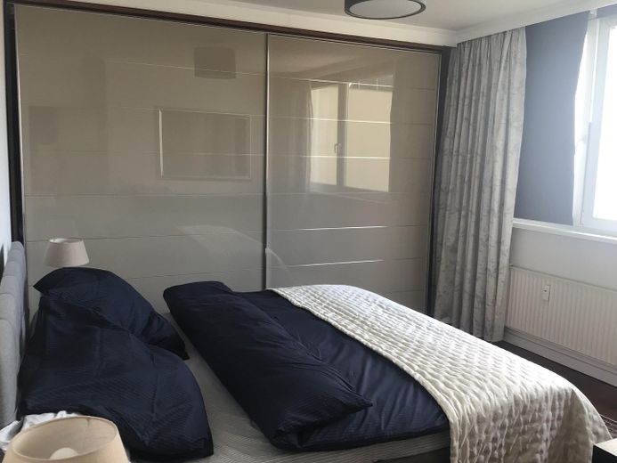 Exklusive, modernisierte und möblierte 2,5-Zimmer DG-Wohnung und Tiefgarage. – Foto 2