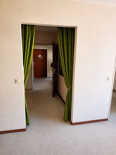 Abitare spaziosamente. Affacciarsi sul verde! 3,5 locali 102 m² Fellbach-Schmiden incluso posto auto in garage sotterraneo – Flur ins Treppenhaus